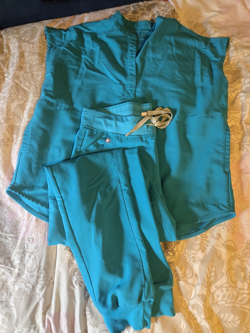 FIGS women’s Teal Medical Scrub Top & Pants Set